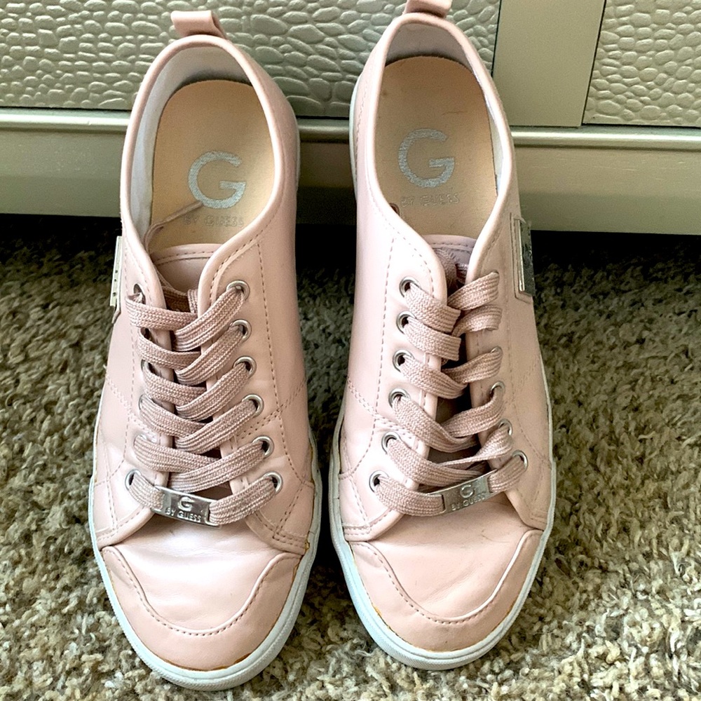 Light pink with glitter on side and light glittered shoe laces with logos.
